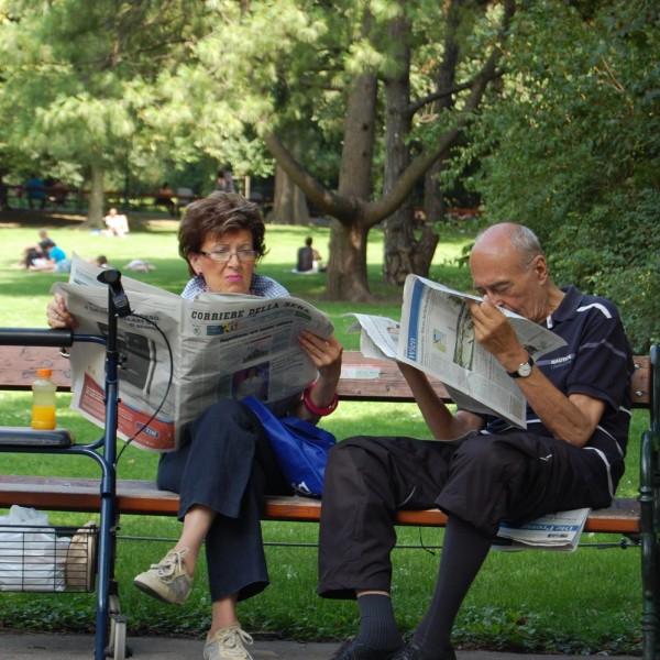 4. Gyakran látni a parkokban, kávézókban, hogy újságot olvasnak